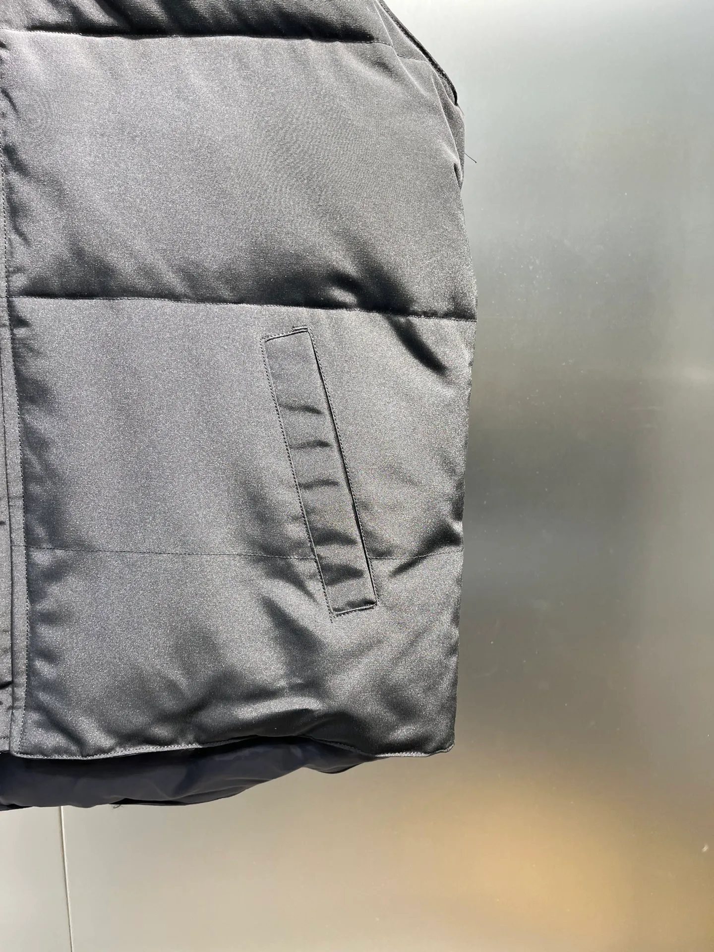 P380 🇨🇦Canada Goose""🇨🇦🌟 Garson down vest has always been recognized as the warmest down jacket. Various Instagram celebrities, Internet celebrities, and celebrities often wear it for street photos. I make Canada Goose every year, but I still can't get rid of my love for it. No matter how cold the days are, there is no need to be afraid, because there is! Filled with 90% white duck down, it is the legendary warmest down jacket and is known as a must-have for Arctic outdoor sports! The most popular down jacket in the world, celebrities are rushing to buy it, it is a must-have!  Size: XS to 2XL